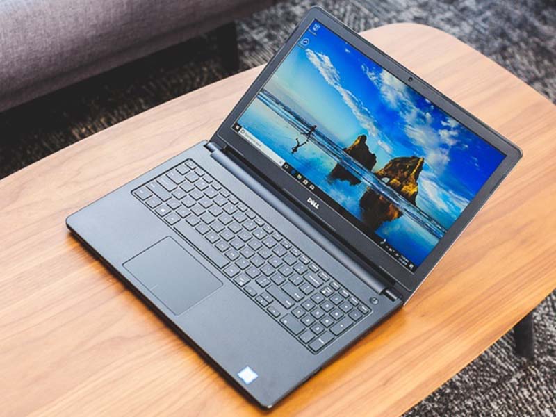 Laptop đặt trên bàn giúp thoáng mát